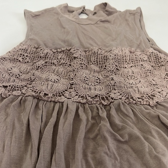 Women’s mall sleeveless top with lace and embellishment size extra small - Picture 2 of 8